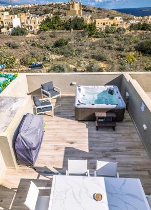 Ghajnsielem Apartamento | Stylish Duplex 3 Bedroom Jacuzzi, BBQ, Scenic Views