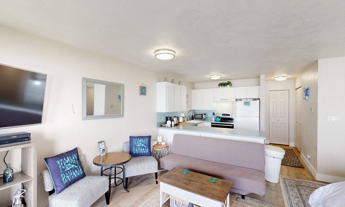 Newport Condominio | Stylish Escape W/ Shared Pool, Direct Beach Access, Private Balcony & Ocean View