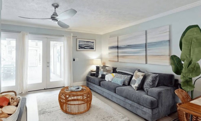 Panama City Beach Casa | Stylish Family-Friendly Townhome: Steps to Beach+hot tub+king bed