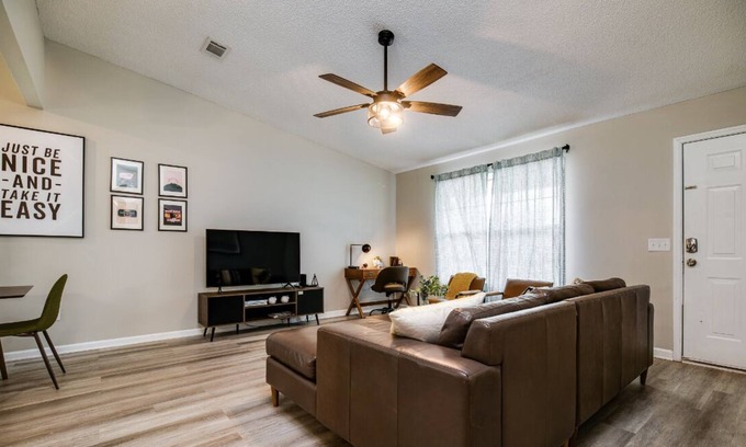 Hinesville Casa | Stylish Family Friendly Bungalow, Tvs, Royal Beds