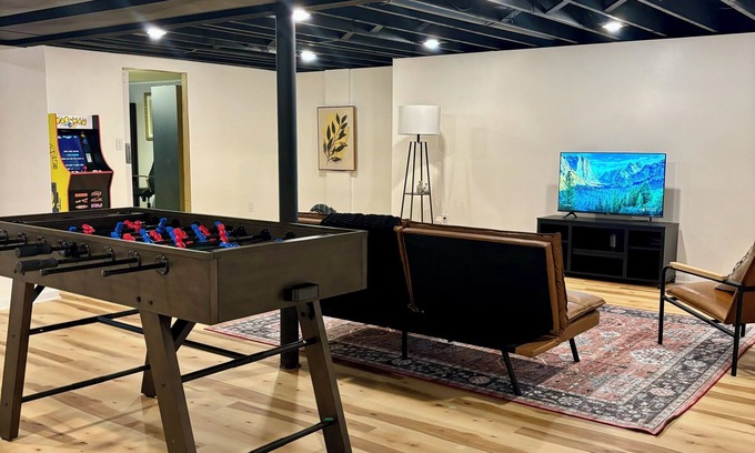 Blue Springs Casa | Stylish family home w/ game room and arcade not far from arrowhead stadium