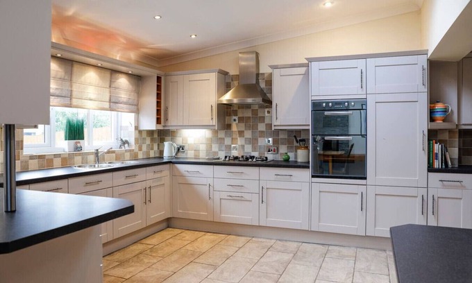 Penylan Casa | Stylish Family Home Close To City Centre with Parking