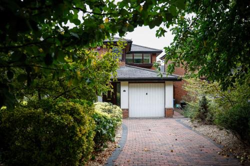 Penylan Casa | Stylish family home in desirable Penylan + Parking
