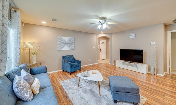 West San Antonio Casa | Stylish Family Home: 3 Mi to SeaWorld San Antonio!