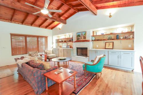 Alamo Heights Casa | Stylish Family Mid Century Modern 4 bed