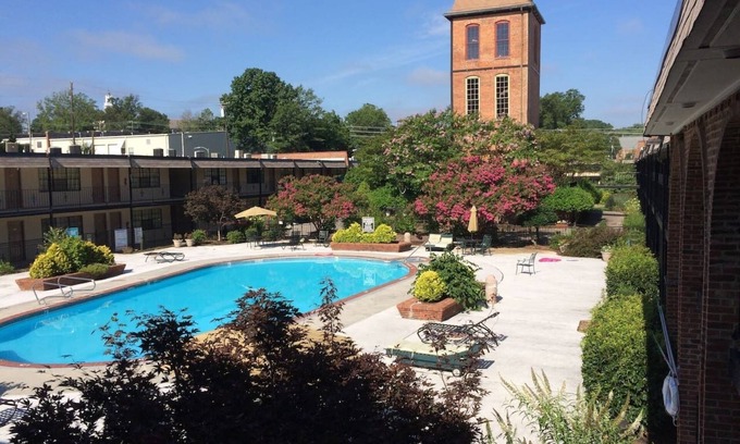 Durham Condominio | Stylish Flat in DT Durham-Sep A/C-downtown walkable