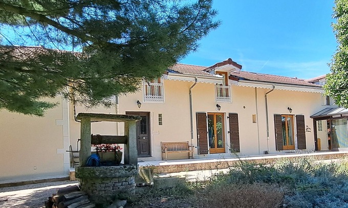 Chanoz-Chatenay Casa | Stylish french country living with pool and outdoor space. Classement 3*