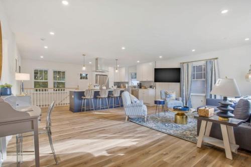 Annapolis Casa | Stylish + fresh bungalow 2 blocks from N-MC Stadium
