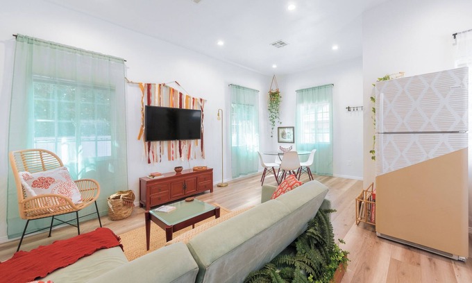 Atwater Village Casa | Stylish, gated, 3B/3B Bungalow - next to Silverlake/Echo Park - private parking