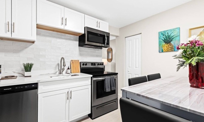Hazel Park Apartamento | Stylish Gem in Hazel Park | 2BD | 1 Bath