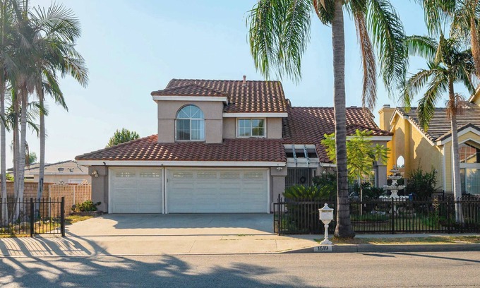 Valinda Casa | Stylish Getaway Steps from LA Action