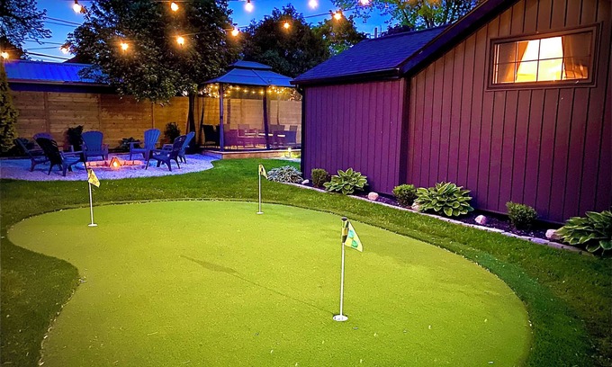 Kingsville Casa | Stylish Getaway w/ putting green, bbq, fire-pit, smart TVs | Walk to restaurants
