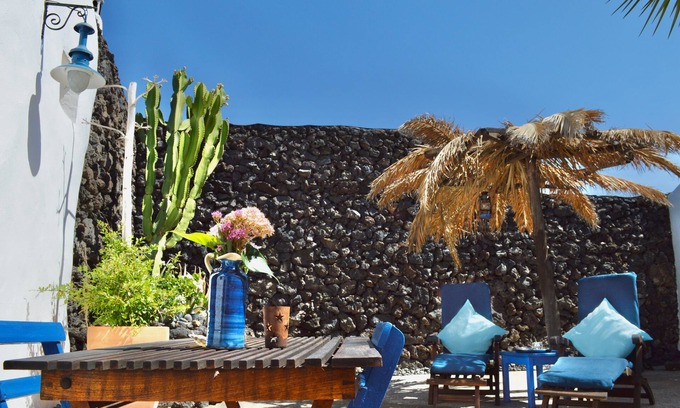 Uga Apartamento | Stylish getaway with secluded Patio in lava Finca