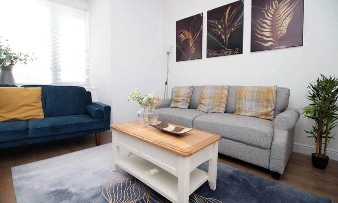 Castle Apartamento | Stylish Group Stay - 4Beds Flat at Swansea Centre