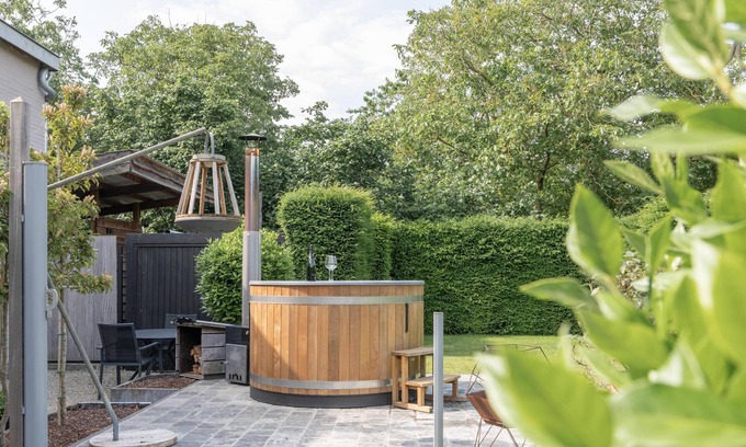 Zingem Apartamento | Stylish holiday home with a hot tub and terrace