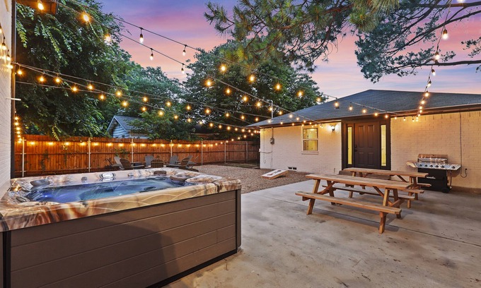 Central Arlington Casa | Stylish Home Hot Tub & Game Room near AT&T, Globe Life, UTA