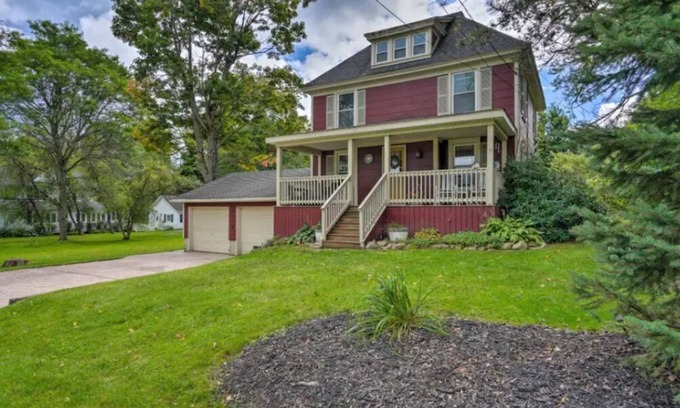 Mayville Casa | Stylish Home Near CHQ Institution & Lake Side Park-Back Yard for Entertaining