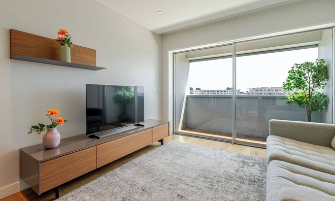 Campanha Apartamento | Stylish Home with Balcony and Garage by HostWise