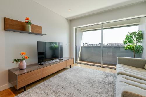 Campanha Apartamento | Stylish Home with Balcony & Garage by HostWise