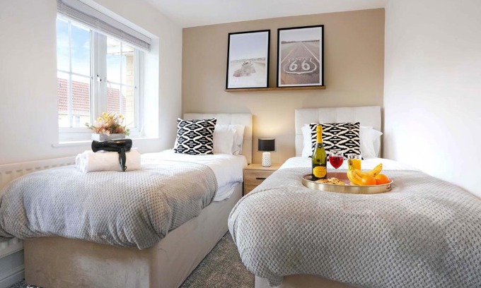 Luton Casa | Stylish House - Close to City Centre and Luton Airport - Free Parking, Super-Fast Wifi, Garden and Smart TV with Netflix by Yoko Property