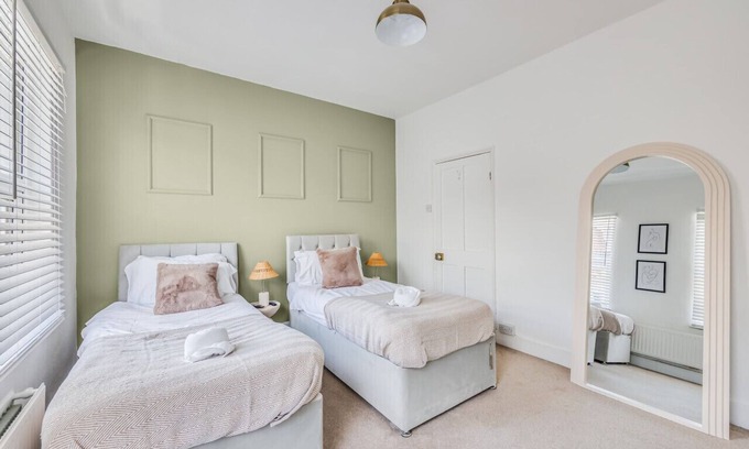 Northampton Casa | Stylish House with Pool Table, Free Parking, Fast WiFi and Smart TVs by Yoko Property