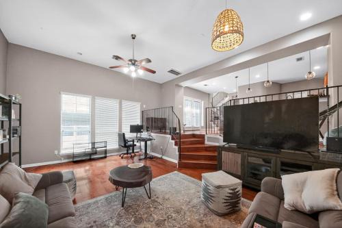 Shady Acres Casa | Stylish Houston Heights House townhouse