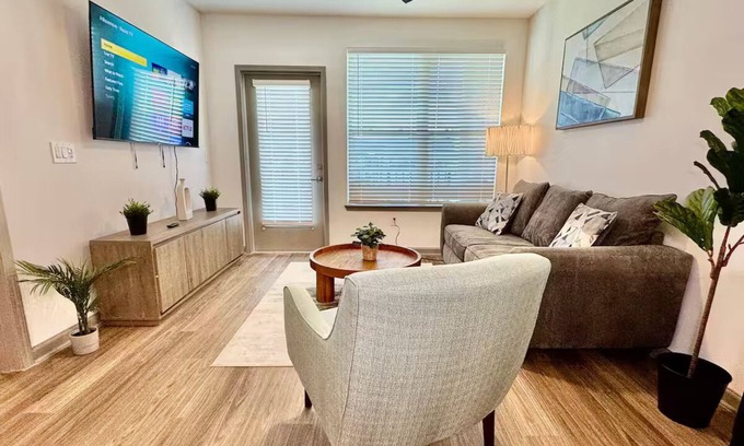 Southside Apartamento | Stylish King Bed Southside Jax Pool Gym Mayo UNF