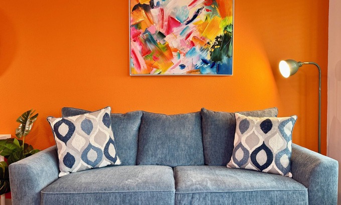 Southside Apartamento | Stylish King Bed Southside Pool Gym TownCenter I95 Share Save