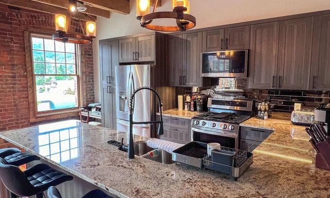 Historic Downtown Fernie Apartamento | STYLISH l 3 BEDROOMS l SLEEPS 7 ADULTS l DOG FRIENDLY