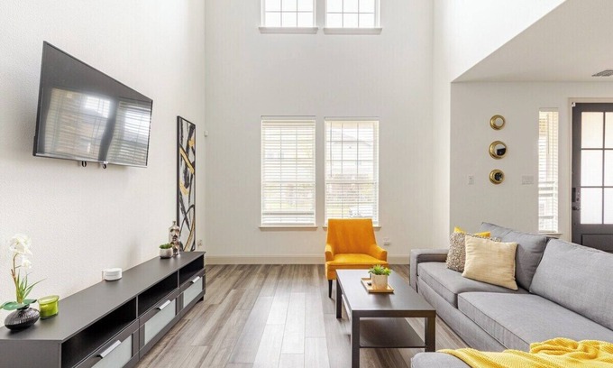 Frisco Condominio | Stylish Living in Vibrant Frisco