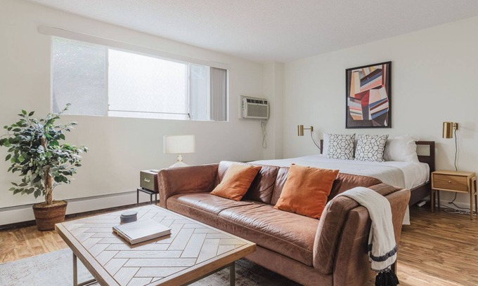 Mission Hill Apartamento | Stylish Longwood studio, parking, elevator, w/d, by Blueground