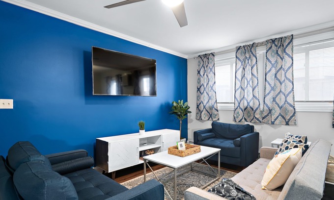 Oak Park Apartamento | Stylish Luxe King bed w/Free Parkng near DT Oak Pk