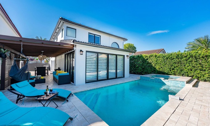 Country Walk Casa | Stylish Miami Home Pool + Game Room Sleeps 8