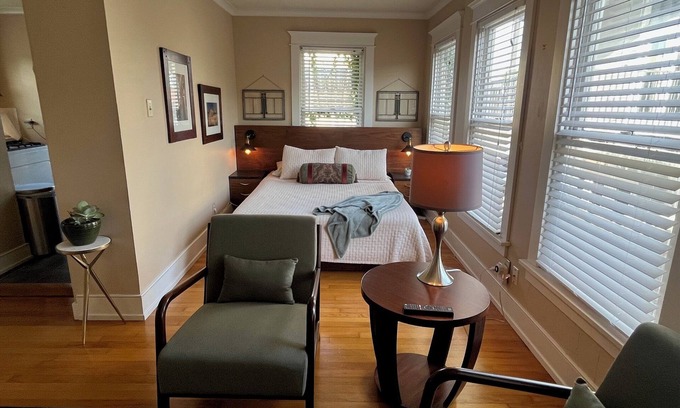 Neartown Apartamento | Stylish Mid-Century Studio in the Heart of Montrose