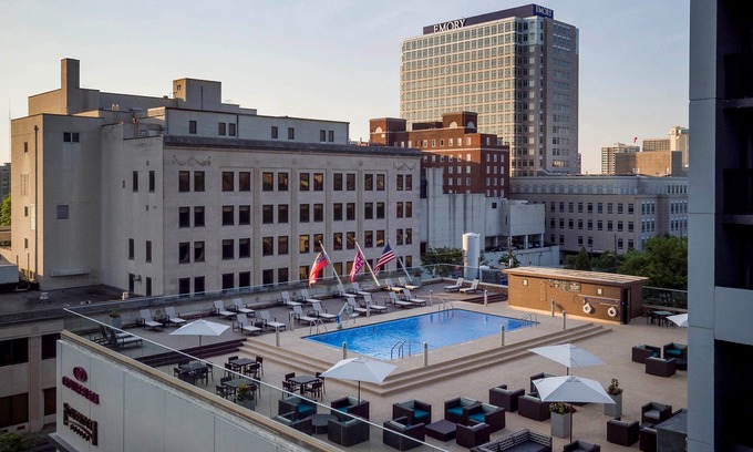 SoNo Apartamento | Elegante Midtown King Studio | Desayuno gratis + acceso estacional a la piscina