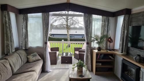 New Forest District Complejo | STYLISH MODERN CONTEMPORARY PET FREE HOLIDAY HOME ON AWARD WINNING SHOREFIELD COUNTRY PARK Edge New Forest ENTERTAINMENT AND LEISURE PASSES INCLUDED