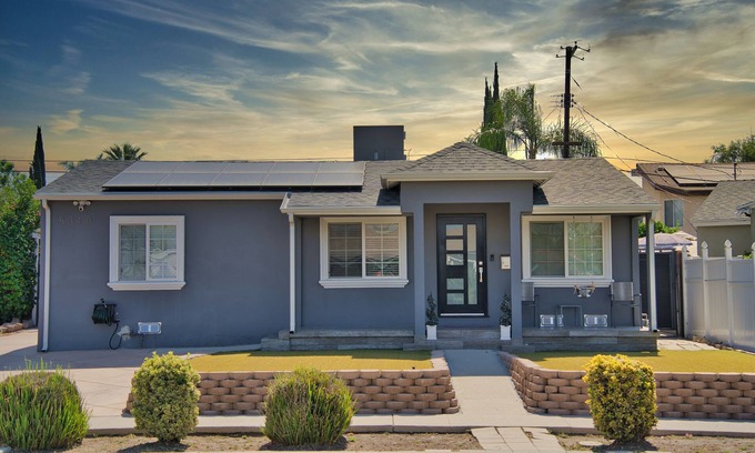 Panorama City Casa | Stylish Modern Retreat: King Bed, Firepit, Chef's Kitchen, Near Universal