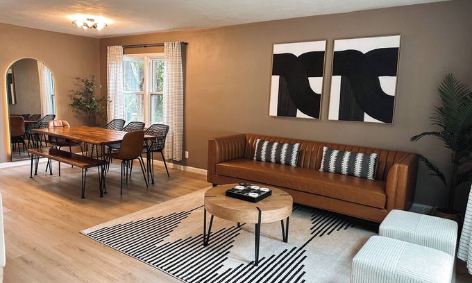 Sioux Falls Casa | Stylish & Modern Sleeps 10 Cornhole+PingPong Minutes to Most!