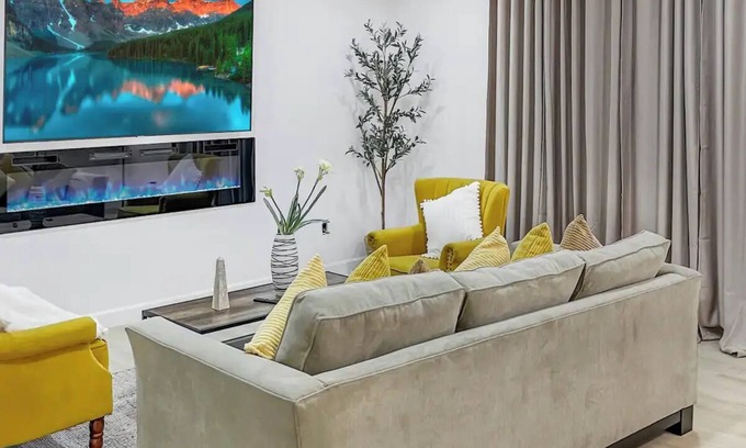 Modesto Casa | Stylish Modesto Getaway: Near Hospitals & Shopping
