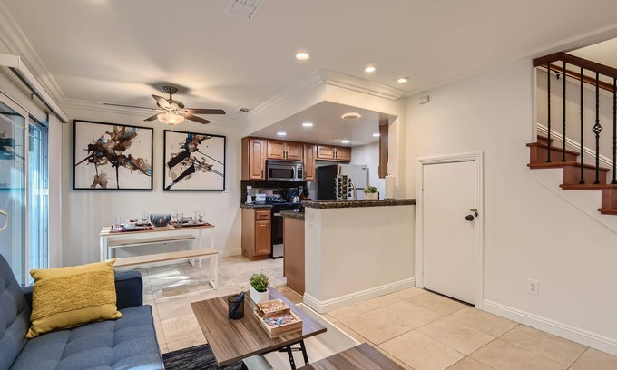 Downtown Casa | Stylish- Multi-Level- Patio- Games - Fast WIFI-CM3