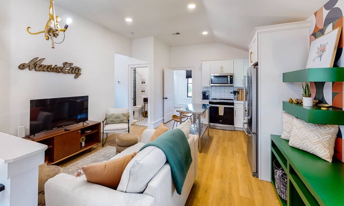 12 South Cabaña | Stylish Nashville cottage with a washer/dryer, full kitchen & central AC