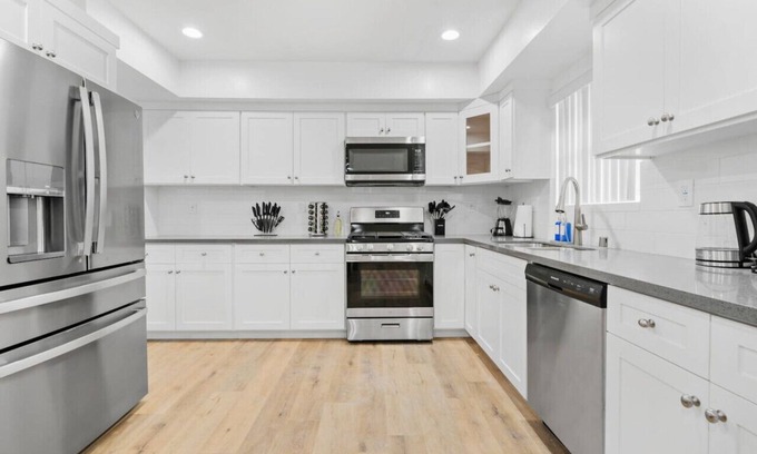 Los Angeles County Casa | Stylish New home Near DTLA, Disneyland, SOFI