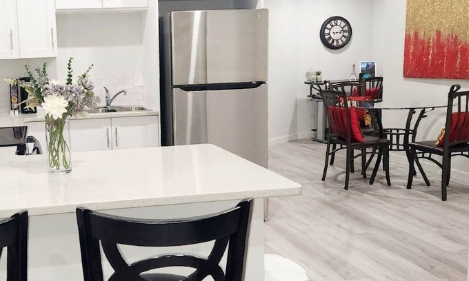 West Edmonton Casa | Stylish, New, Tempurpedic King, Private Suite & Close to WEM - no Fees!!