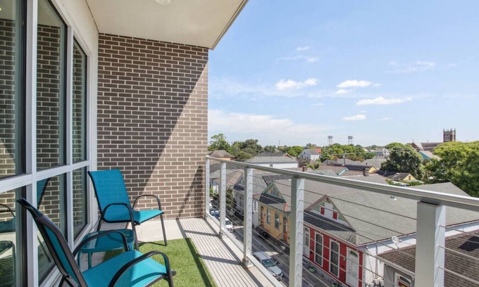 Bywater Condominio | Stylish NOLA Bywater Condo 2BR/2BA w Pool/Balcony!