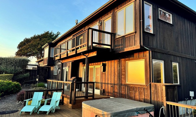 Philo Casa | Stylish Oceanfront Home with Stunning Bluff Views, Deck & Balcony - Near Beach