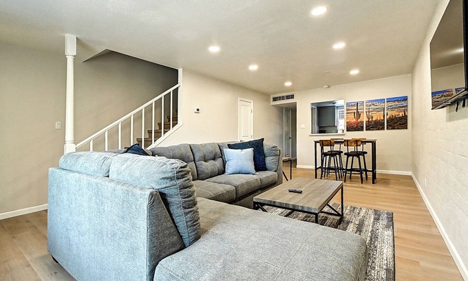 Fashion Square Casa | Stylish Old Town 2Bd 2Ba Townhome Pool AC Fashion Square