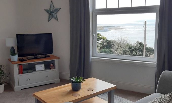 Barmouth Apartamento | Stylish one bed apartment, 200 steps to the nearest beach.