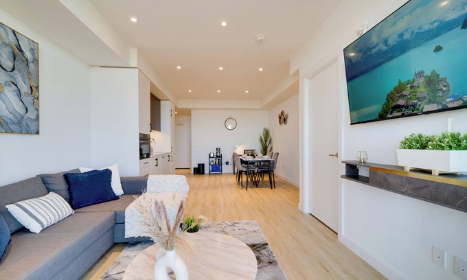 Kitchener Condominio | Stylish Open Concept Suite in Central KW