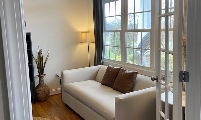 Forest Casa | Stylish, Peaceful 4BR, Mtn View, Jacuzzi, 4 dining areas, Patio & Large Yard