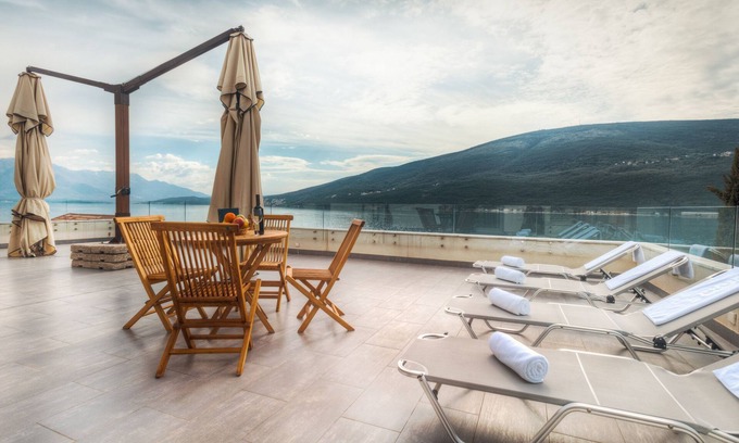 Denovici Apartamento | Elegante ático con terraza y vistas al mar